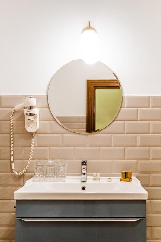 Economy Double Room image 4