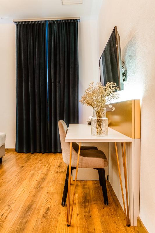 Economy Triple Room image 3