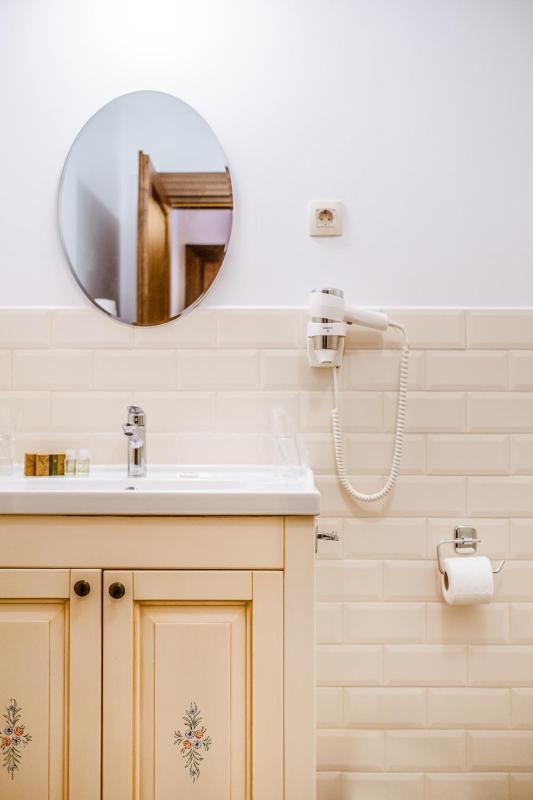 Deluxe Twin Room image 2