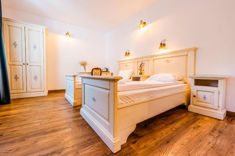 Deluxe Twin Room image 1