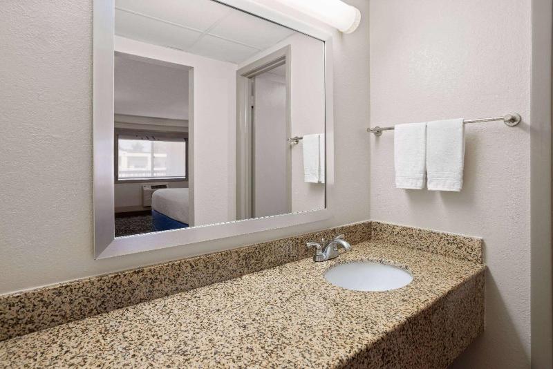 King Room - Non-Smoking image 3