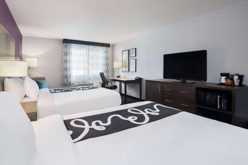 Queen Room with Two Queen Beds - Non-Smoking image 4