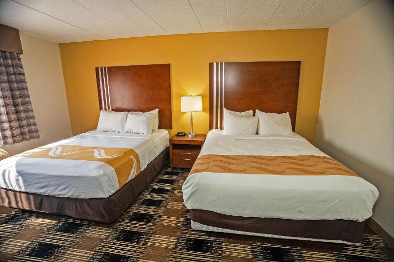 Queen Room with Two Queen Beds - Non-Smoking image 3