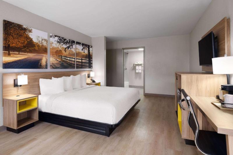 King Room with Mobility Access and Bathtub with Grab Bars, Non-Smoking