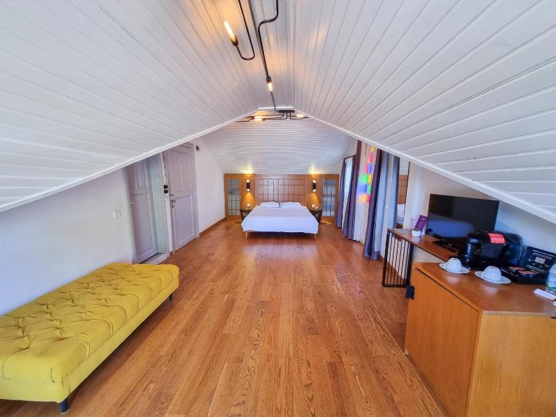 Suite with Balcony and Sea View image 1