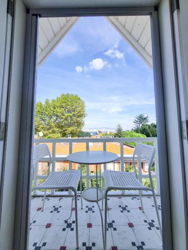 Suite with Balcony and Sea View image 4