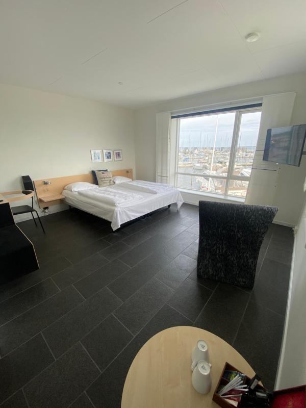 Standard dobbeltværelse med direkte udsigt til/mod fjorden image 4