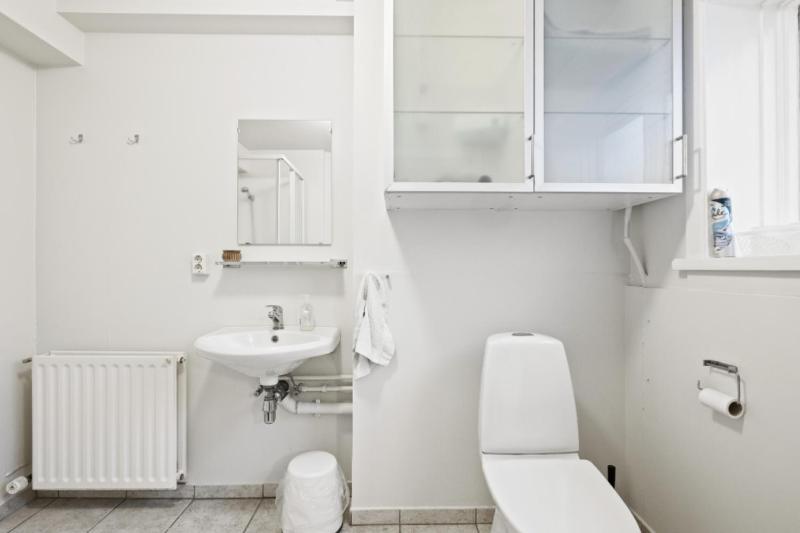 Twin Room with Shared Bathroom image 4
