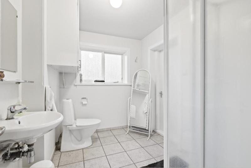 Twin Room with Shared Bathroom image 3