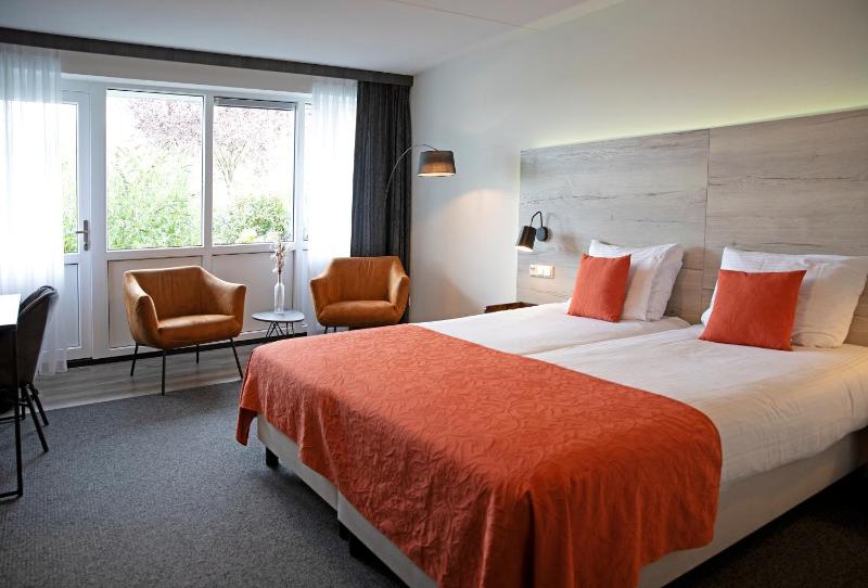 Twin Room with Balcony image 4