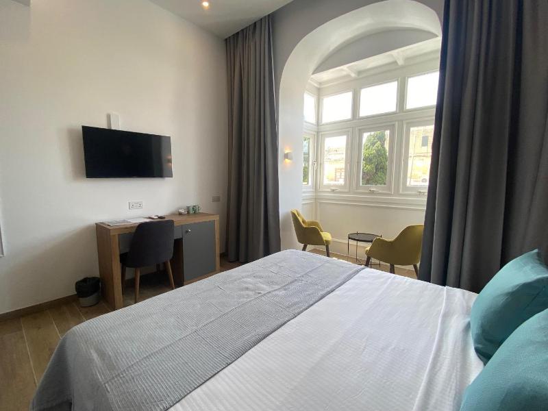 Deluxe King Room image 3
