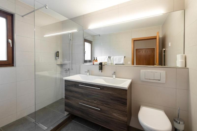 Superior Double Room with Balcony and Lake View image 3