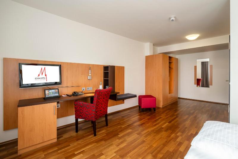 Standard Twin Room image 3