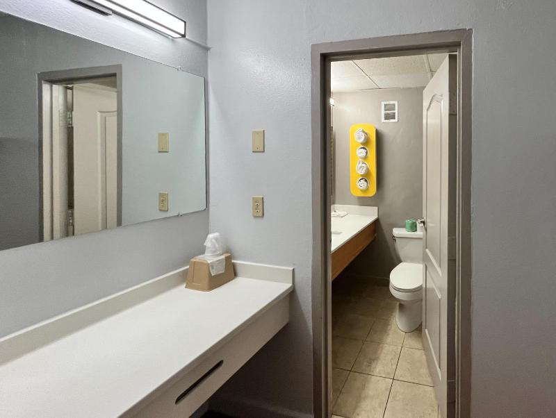 King Room - Non-Smoking image 2