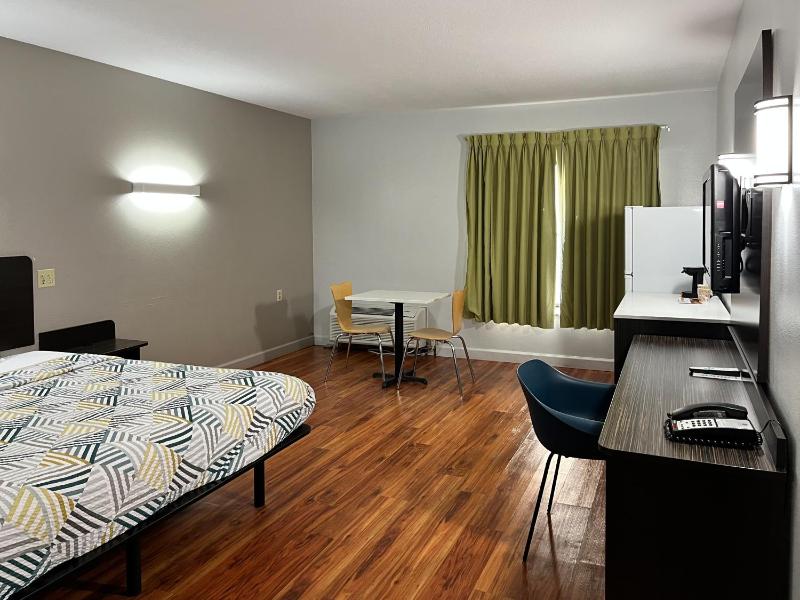 King Room - Non-Smoking image 4
