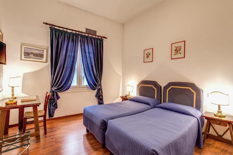 Classic Twin Room image 2