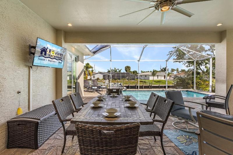 Minutes to the River! Dock and Pool - Villa Gold Coast - Roelens Vacations - image 39