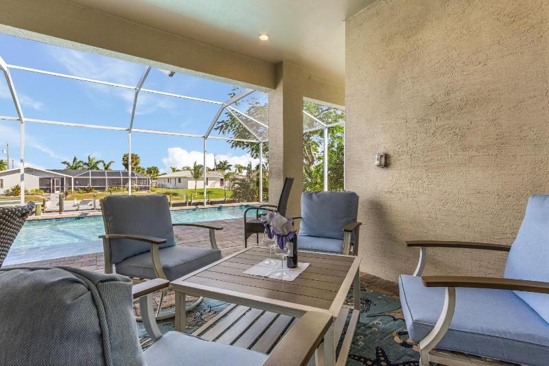 Minutes to the River! Dock and Pool - Villa Gold Coast - Roelens Vacations - image 31