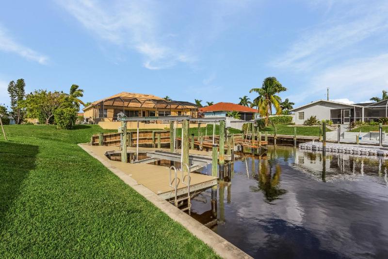 Minutes to the River! Dock and Pool - Villa Gold Coast - Roelens Vacations - image 6