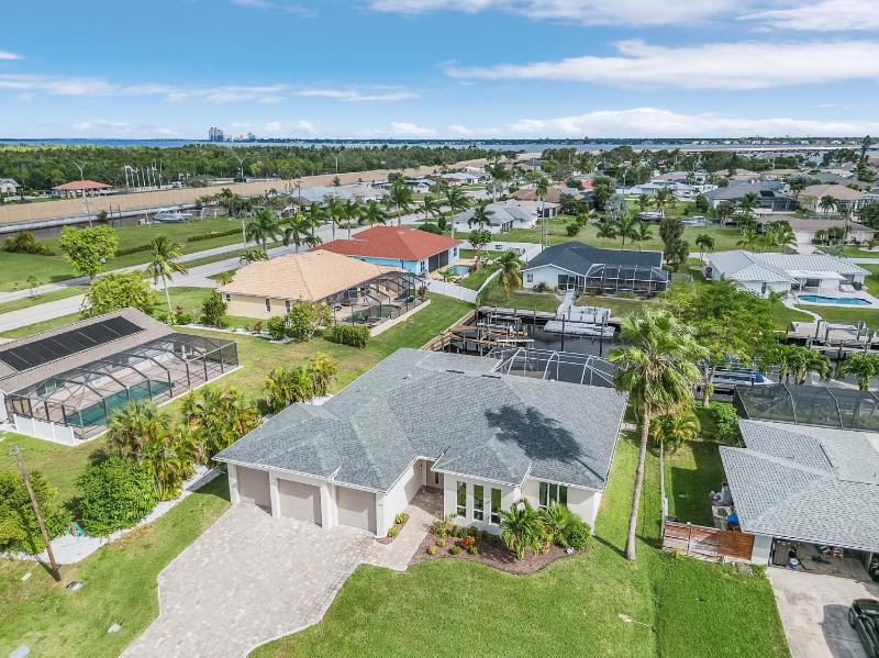 Minutes to the River! Dock and Pool - Villa Gold Coast - Roelens Vacations - image 17
