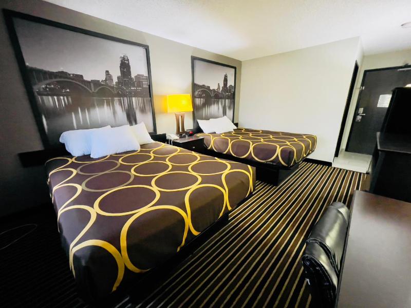 Queen Room with Two Queen Beds - Non-Smoking image 4