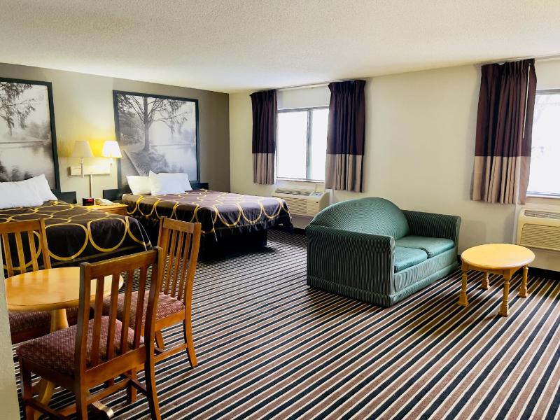 Queen Suite - Non-Smoking image 3