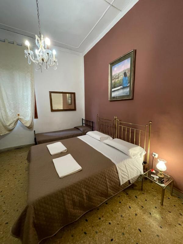 Basic Triple Room with Shared Bathroom image 1
