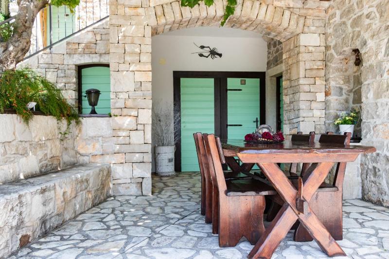 House Ston - image 3