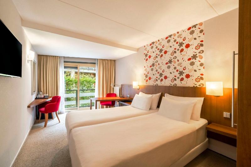 Standard Twin Room image 3
