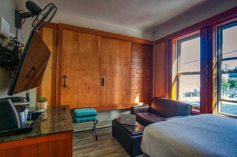 Deluxe Queen Room with City View image 2