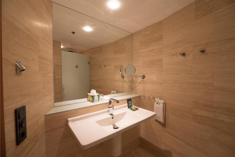 Moderate Single Room image 2