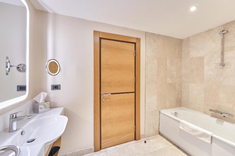 Deluxe King Room image 4