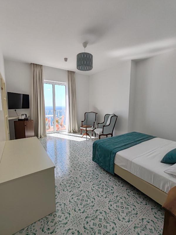 Classic Double Room with Sea View image 2