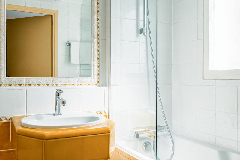 Twin Room image 2