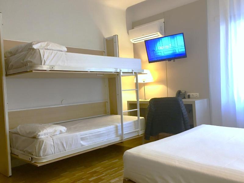 Deluxe Quadruple Room image 4