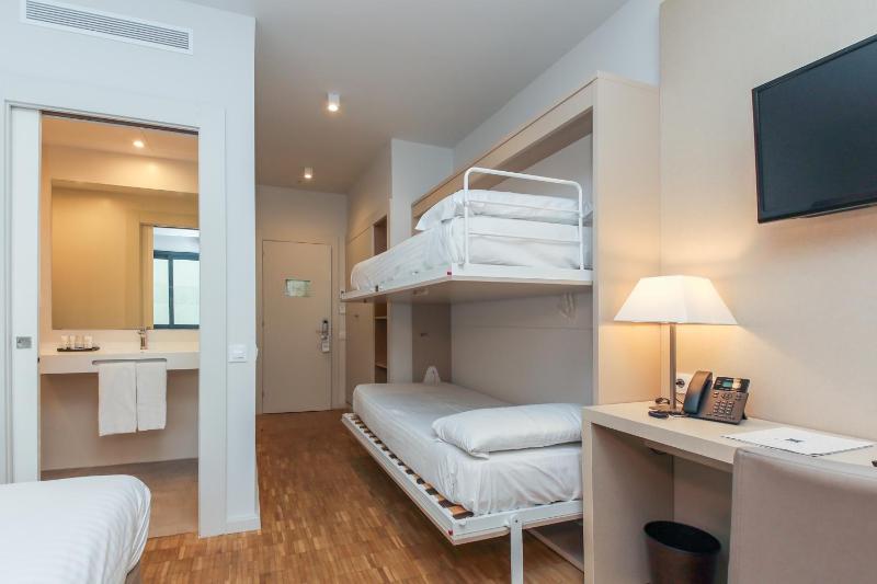 Deluxe Quadruple Room image 1