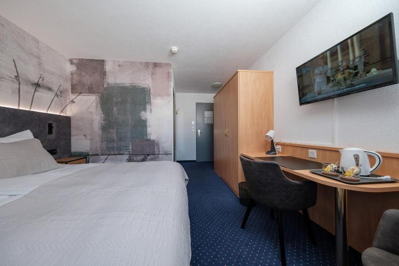 Standard Double Room image 3