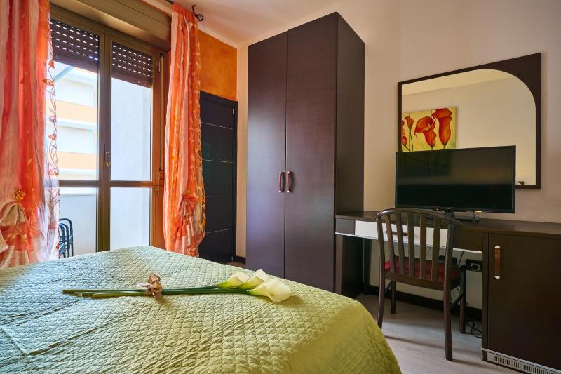 Double Room with Balcony image 4