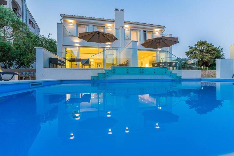 Villa Soleil blanc luxury villa with private pool - image 23