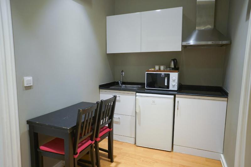 Family Room image 2