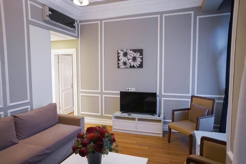 Family Room image 3