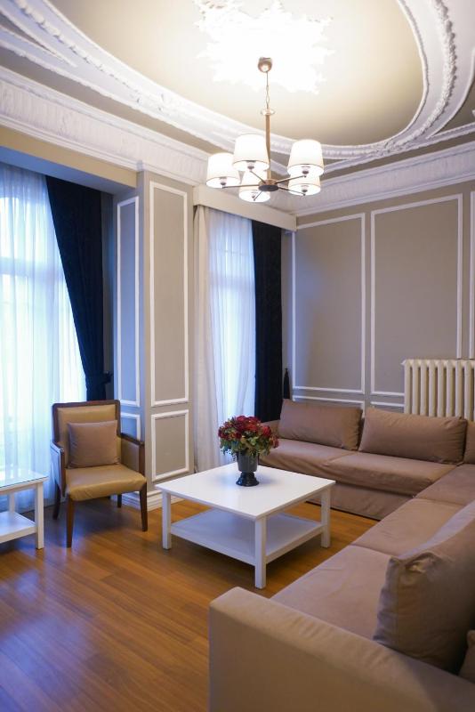Family Room image 4