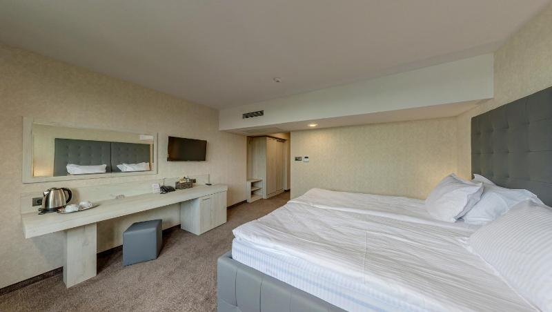 Deluxe Double or Twin Room with River View and Free Parking image 3