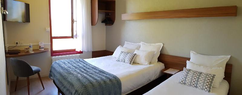 Comfort Triple Room with Garden View image 4