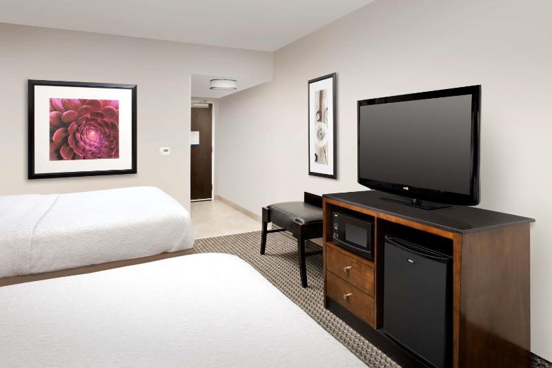Queen Room with Two Queen Beds - Mobility Access/Non-Smoking image 4