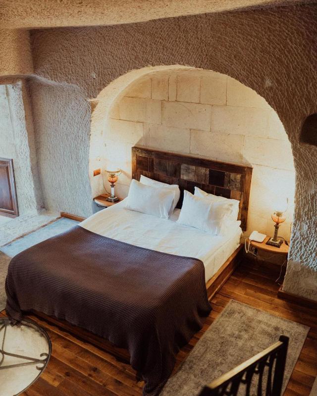 Deluxe Suite with Spa Bath image 1