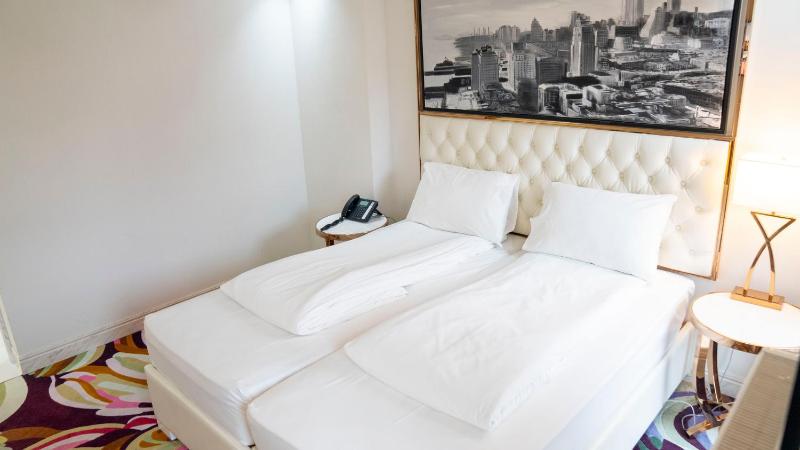 Twin Room image 1
