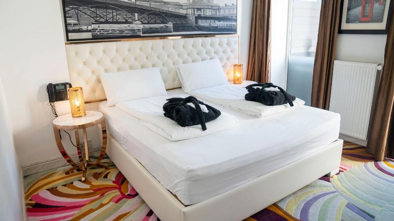 Double Room with Spa Bath image 1