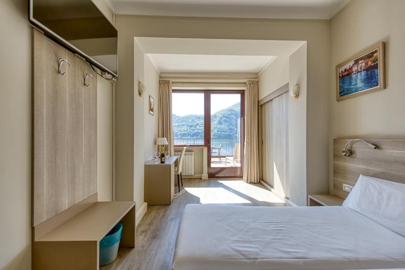 Double Room with Lake View and Balcony image 3