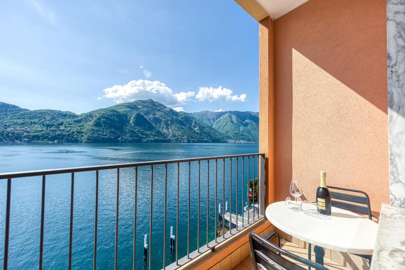 Double Room with Lake View and Balcony image 4